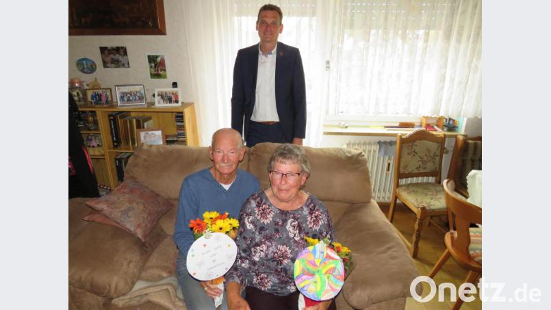 Bürgermeister Ernst Schicketanz gratulierte Bärbel Klein (sitzend, mit ihrem Mann Adolf) zum 80. Geburtstag. Bild: adj