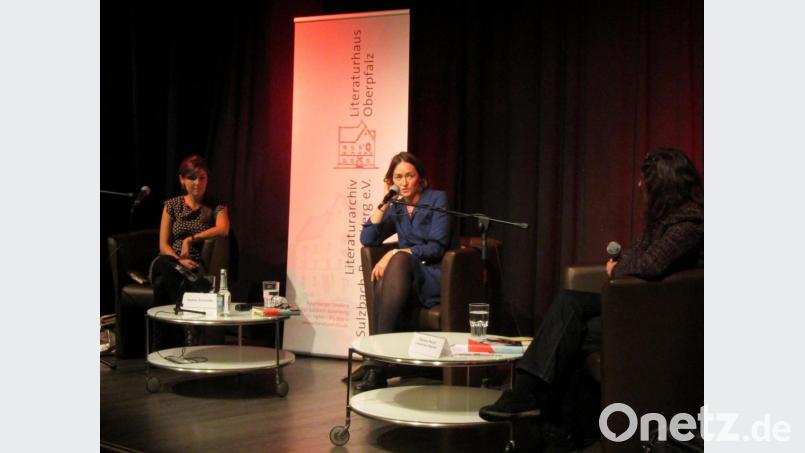 &quot;Weggehen und Ankommen&quot; stand im Mittelpunkt der Gesprächslesung mit Nadine Schneider (links) und Katerina Poladjan (Mitte), moderiert von Gastgeberin Patricia Preuß (rechts). Bild: aks
