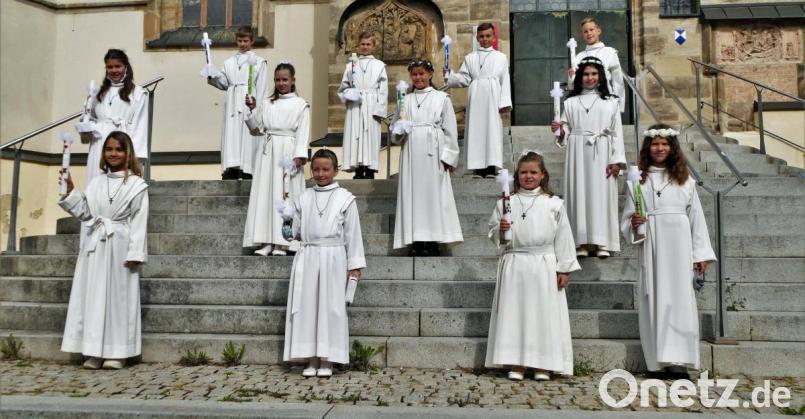 Die zweite Gruppe der Kommunionkinder auf den Stufen vor St. Marien. Bild: wbe