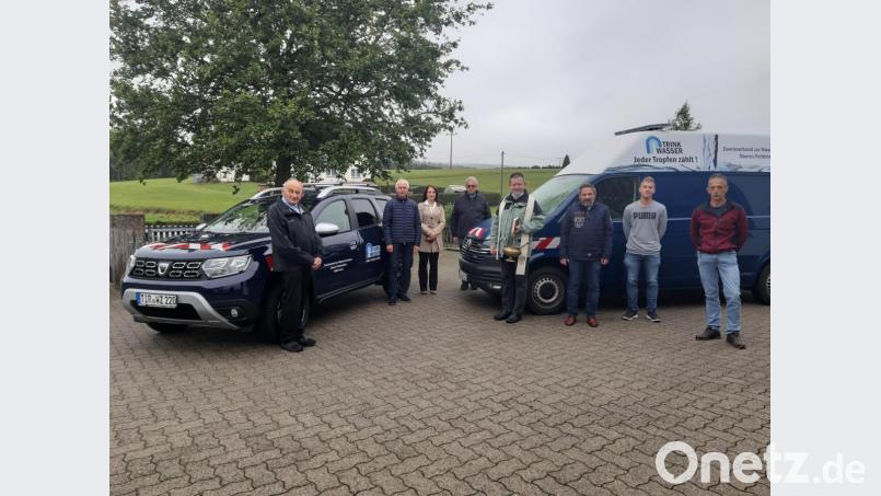 Der Wasserzweckverband Brand/Mehlmeisel hat ein neues Auto. Die Fahrzeugsegnung durfte natürlich nicht fehlen: (von links)
Seniorchef Adalbert Wittke vom gleichnamigen Autohaus, WZV- Vorsitzender Bürgermeister Peter König, Verkaufsberaterin Marion Schecklmann, Wassermeister Gerhard Daubner, Pfarrer Ferdinand Weinberger, WZV-Geschäftsführer Thomas Prechtl sowie die Wasserwarte Tobias Nickl und Michael Prechtl Bild: gis