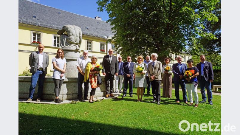 Ehrungen gab es bei der Stadt Marktredwitz: Im Bild von links Baudirektor Stefan Büttner, Franziska Friedrich (Leiterin Personalstelle), Egon Wimbauer und Ehefrau, Oberbürgermeister Oliver Weigel, Hubert Weigert (Leiter Bäderbetriebe), Personalratsvorsitzender Roland Sommer, vorne Oskar Steinbrecher und Ehefrau, dahinter Karl-Heinz Kraupner und Ehefrau, Hauptamtsleiter Lothar Friedmann mit Ehefrau und Jubilarin Claudia Friedmann, Erwin Jahreis (Leiter der Sing- und Musikschule). Bild: Stadt Marktredwitz/exb