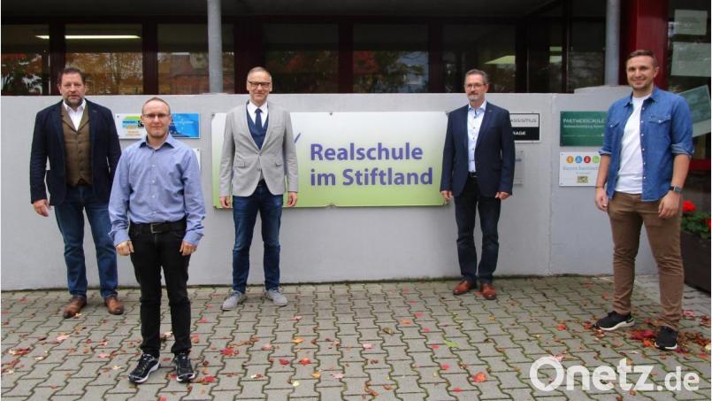 Bürgermeister Bernd Sommer begrüßte zusammen mit der Schulleitung die neuen Lehrkräfte. Im Bild von links Konrektor Reiner Summer, Studienreferendar Clemens Müller, Bürgermeister Bernd Sommer, Realschuldirektor Stephan Drexler und Studienrat Tobias Frauendorfer. Bild: Realschule im Stiftland/exb