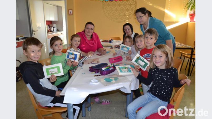 Die Kinder der Ferienbetreuung in Moosbach basteln ein Memory unter Anleitung. Solche Angebote, auch außerhalb der Sommerferien, wünschen sich Jugendamt und Jugendring verstärkt in Coronazeiten. Archivbild: gi