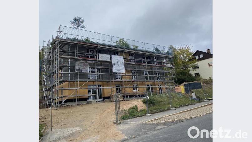 Nur drei Wochen hat es gedauert, bis der Holzbau stand. Lob gab es bei der Hebfeier für den Entwurf der 2G Architekten wie für die Arbeit der Waldthurner Holzbau Riedl. Bild: Eichl