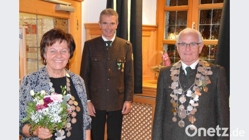 Bei der Ehrung (von links): Schützenliesl Marianne Donhauser, Schützenmeister Michael Mulzer und Schützenkönig Ignaz Binner. Bild Stephanie Wischert/exb