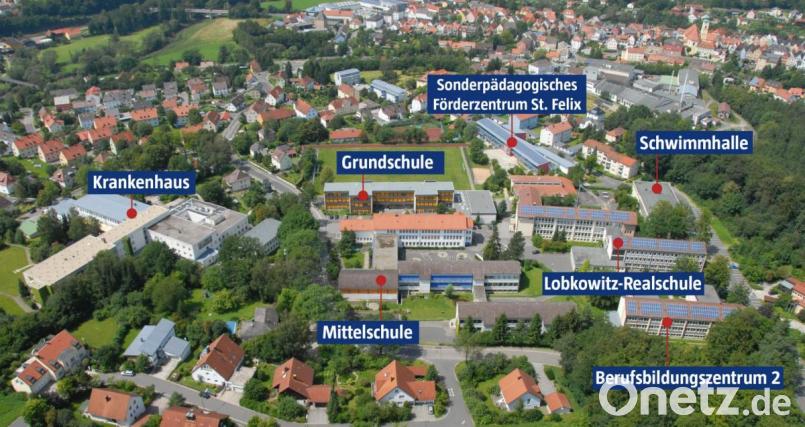 Der Landkreis will Teilflächen des Neustädter Krankenhauses kaufen und dort die neue Förderschule bauen. In dem bestehenden Gebäude des Sonderpädagogischen Förderzentrums könnte sich dann die Lobkowitz-Realschule ausbreiten. Luftbild: Michael Ascherl. Grafik: Meister/Oberpfalz-Medien