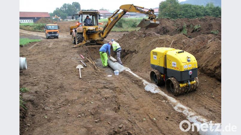 Seit Anfang Oktober rollen die Maschinen für das Projekt. Die Arbeiter der ausführenden Firma Wilhelm-Bau verlegen die Rohre für die Wasserableitung vom Regenrückhalteteich zur Murach. Bild: boj