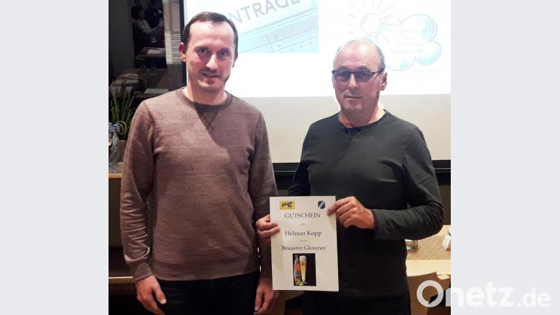 Mit Worten des Dankes und einem Gutschein der Brauerei Glossner verabschiedete der Vorsitzende des SVI, Martin Luber, Getränkewart Helmut Kopp. Er hatte sich viele Jahre um die Getränke für das Sportheim und das Hallenmasters in der Krötensee-Sporthalle gekümmert. Bild: no