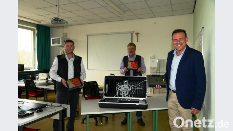Bürgermeister Rainer Rewitzer, Fachlehrer Hans Messer und Rektor Edgar Hanner (von links) freuen sich über den I-Pad-Koffer. Bild: bey
