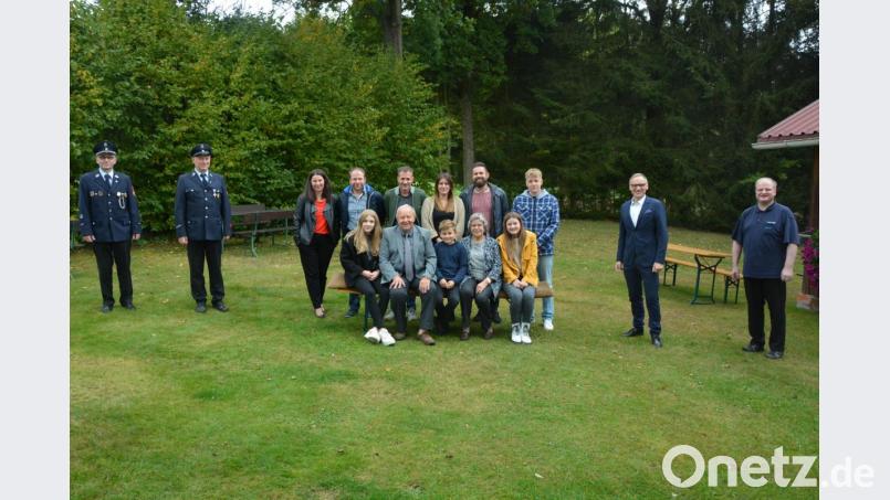 Im Kreise der Familie feierte Konrad Männer am Samstag seinen 80. Geburtstag in der Gaststätte „Panzen“. Sitzend (von links) Enkelin Tamia, Konrad Männer, Enkel Ferdinand, Ehefrau Barbara und Enkelin Greta. Stehend (von links) Klaus Grötsch und Berthold Ernstberger von der Feuerwehr, Lebensgefährtin Beate mit Sohn Thomas Männer, Sohn Reinhard, Tochter Silvia mit Ehemann Peter, Enkel Yannick, sowie Bürgermeister Bernd Sommer und Reinhard Grillmeier (Schlüsselclub). Bild: jr
