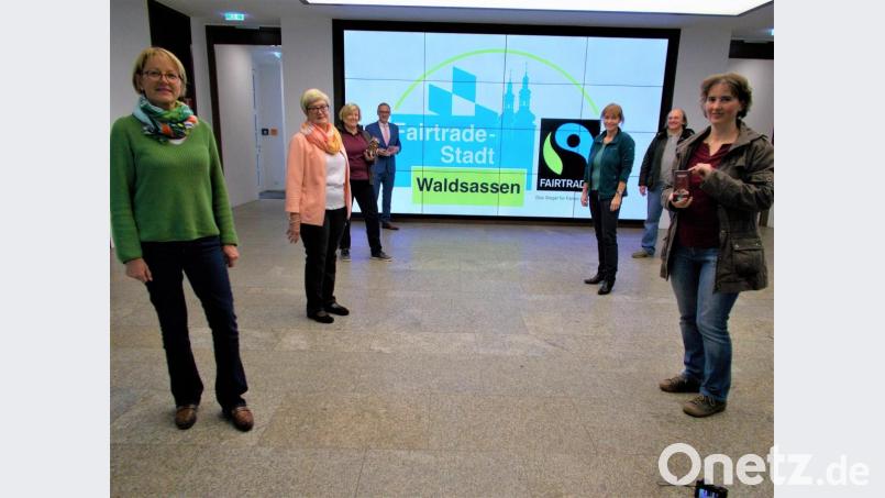 Die Mitglieder der Fairtrade-Steuerungsgruppe in Waldsassen im Rathaus-Foyer, von links Paula Pöllinger, Gudrun Sirtl, Karin Neumann (Konditorei Rosner) sowie Bürgermeister Bernd Sommer und von rechts Christina Kunz, Harald Hertel und Angela Frank. Bild: Gudrun Sirtl/exb