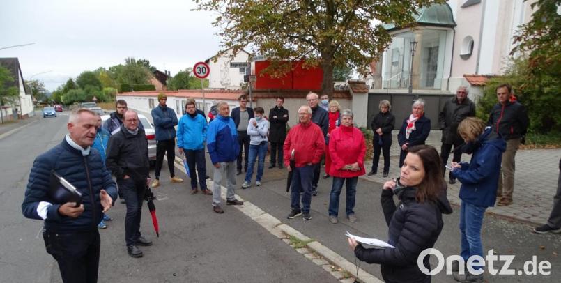 Eine Umgestaltung und Verkehrsberuhigung der Bürgermeister-Bärnklau-Straße wünschen sich die Neunkirchner Bürger, wie in der Bürgerwerkstatt herauskam. Stadtplaner Markus Rösch (links) nahm dies mit auf. Bild: Dobmeier