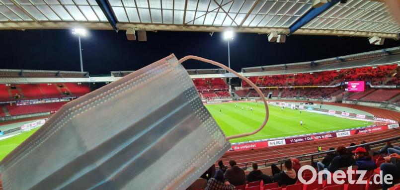 Erst wer im Stadion seinen Sitzplatz erreicht hat, darf die Maske abnehmen. Bild: blf