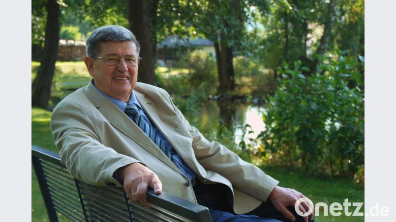 Ein Lieblingsplatz am Marktweiher: Ehrenbürger Wilfried Neuber (73) blickt auf eine lange und erfolgreiche Arbeit als Kommunalpolitiker zurück. Seit zwei Wochen ist er Träger des Bundesverdienstkreuzes. Bild: Portner