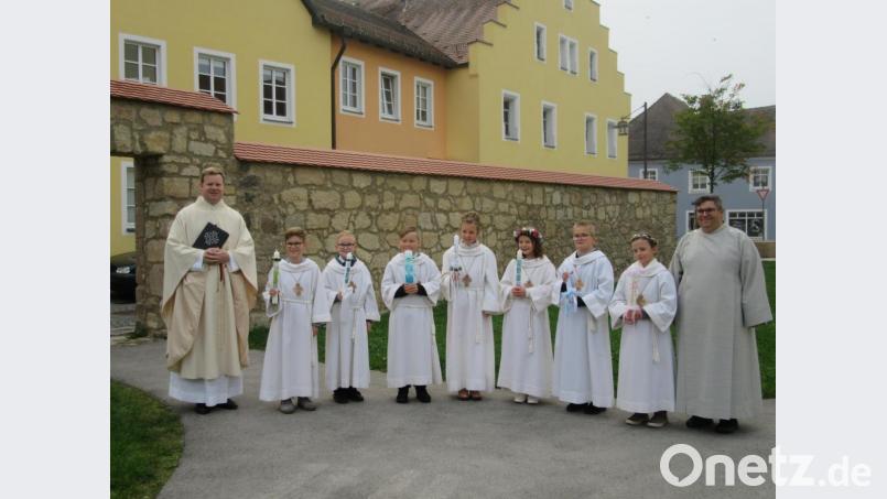 Die Erstkommunionkinder, die in Kastl die Grundschule besuchen (Klasse 4b) mit Stadtpfarrer Thomas Kraus (links) und Gemeindereferent Jochen Gößl. Bild: jzk