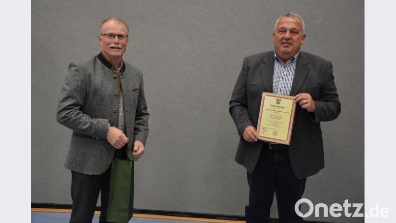 Markus Troesch (rechts) ist seit 40 Jahren im öffentlichen Dienst tätig, seit 10 Jahren ist er Geschäftsleiter und Kämmerer der Marktgemeinde Konnersreuth. Bürgermeister Max Bindl gratulierte. Bild: jr