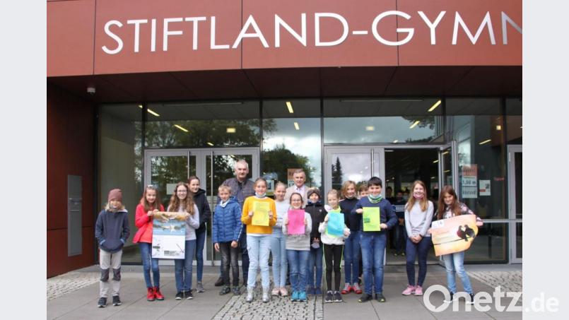 Auf dem Bild: die an der Spendensammelaktion beteiligten Schülerinnen und Schüler aus den Jahrgangsstufen 5 bis 8 mit Sammlungsleiter und Biologie-Lehrer Uli Roth und Schulleiter Albert Bauer (hinten, Mitte). Bild: Stiftland-Gymnasium/exb