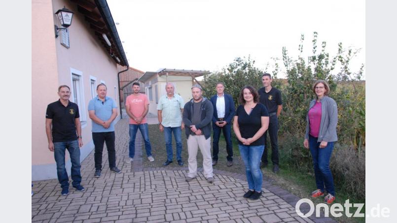 Der Imkerverein Schmidmühlen wählt einen neuen Vorstand (von links): Franz Schmid, Wolfgang Delling, Michael Lautenschlager, Konrad Roidl, Erik Otte, Dritter Bürgermeister Mathias Huger, Elke Fleischmann, Vorsitzender Josef Fleischmann und Helga Weigert. Bild: pop