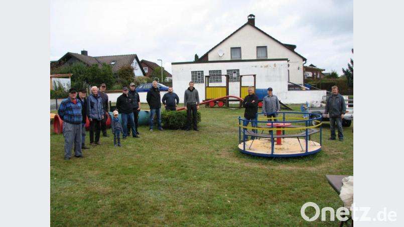 Fleißig halfen Mitglieder des Vorstands bei der Säuberung, Bemalung und Ausrichtung der Spielgeräte auf dem Kinderspielpatz in der Kreuzäckersiedlung. Bild: knh