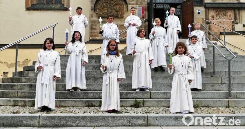 Die erste Gruppe der Kommunionkinder auf den Stufen vor St. Marien. Bild: wbe
