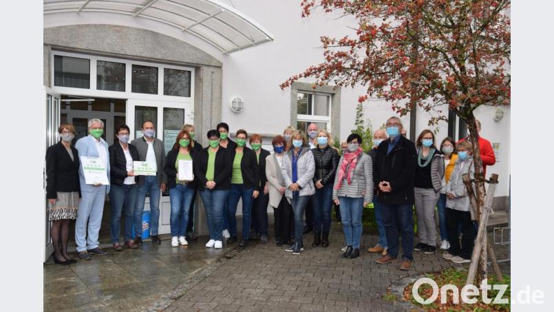 Die Teilnehmer des Seminars &quot;Nachbarschaftsläden erfolgreich führen&quot; waren bei der Verleihung der vier Sterne dabei. Sie haben den Gänsbürgerladen genau inspiziert und konnten auch die eine oder andere Anregung mitnehmen. Bild: fla