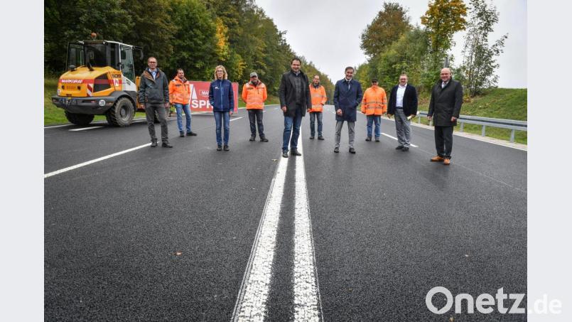 Über die wieder befahrbare B 303 freuten sich (von links) Michael Fuchs von der Verkehrsbehörde der Stadt Marktredwitz, Stefan Eulerfeld, Bereichsleiter der Firma Markgraf, Birgit Schelter, Leiterin der Marktredwitzer Verkehrsbehörde, Bauleiter Reinhold Schiener, Landtagsabgeordneter Martin Schöffel, Bauleiter Friedhelm Schmidt vom Staatlichen Bauamt, Landrat Peter Berek, Erwin Kieslinger und Siegfried Beck vom Staatlichen Bauamt sowie der Marktredwitzer Oberbürgermeister Oliver Weigel. Bild: Florian Miedl