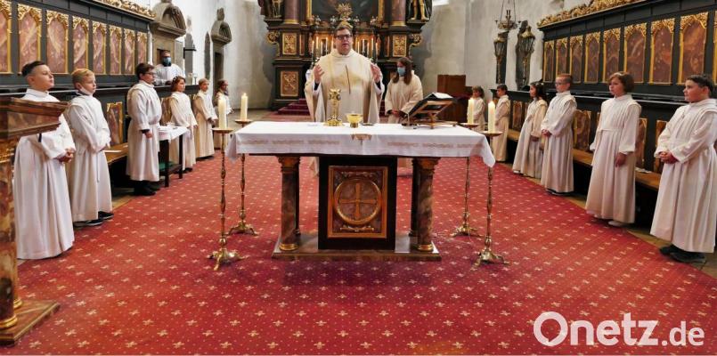 Stadtpfarrer Walter Hellauer mit der ersten Kommuniongruppe am Altar der Stadtpfarrkirche. Bild: wbe