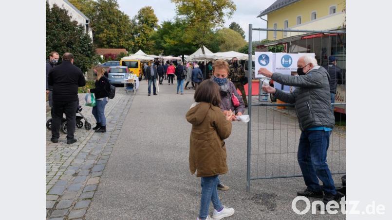 Besonders ernst nehmen die Besucher der Marktstraße die Hygieneregeln. Bild: mab