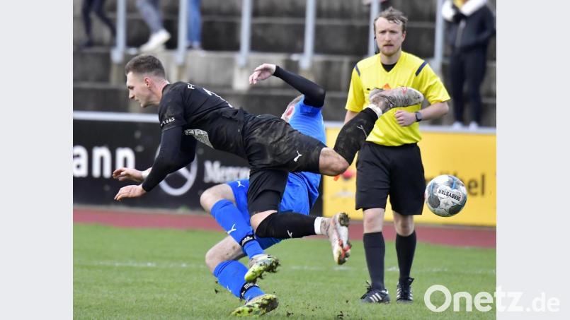 Der Amberger Martin Popp (vorne) wird im Mittelfeld vom eingewechselten Vilsecker Maximilian Kreuzer abgegrätscht. Bild: Hubert Ziegler