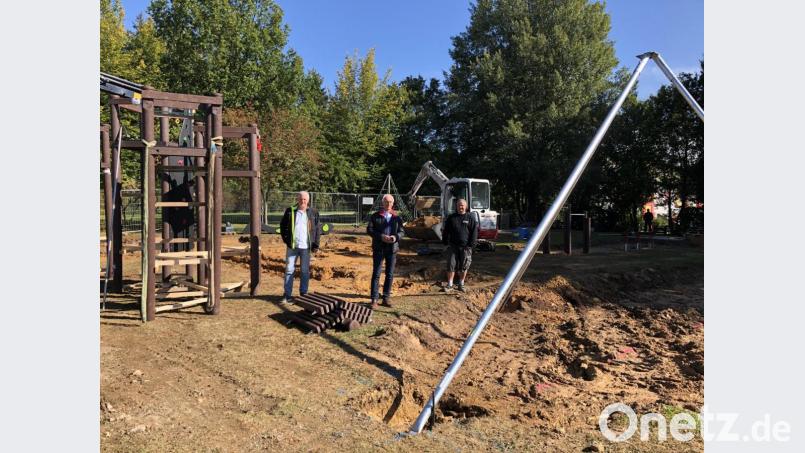 Bürgermeister Peter König mit Bernhard Ott vom Bauamt der VG Neusorg freuen sich über die Neugestaltung des Spielplatzes. Bild: obe