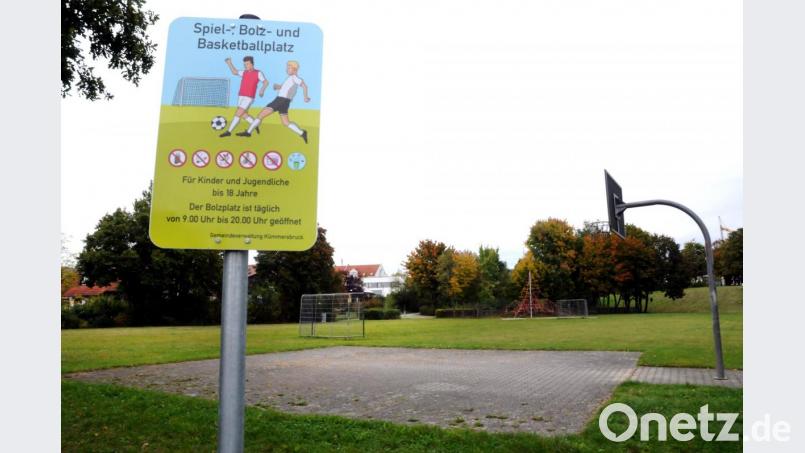 Der Streetballplatz unterhalb des Kümmersbrucker Rathauses wird gern von Jugendlichen angenommen. Einige Anwohner stören sich daran, dass es manchmal recht laut zu geht. Bild: Stephan Huber