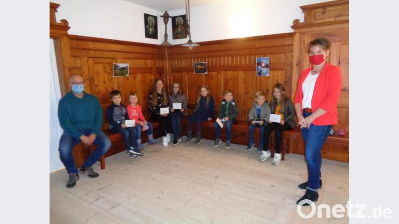 Jugendbeauftragter Christian Bronold (links) und Bürgermeisterin Sonja Meier (rechts) zeichneten (von links) Magnus und Helena Turban, Thea und Ella Röhrl, Emily Käsbauer, Elias Biegerl und Leonard und Luisa Kunschir aus. Bild: amö
