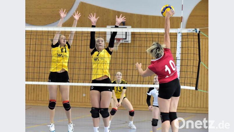 Der Hahnbacher Zweierblock mit Ramona Bäumler (links) und Mannschaftsführerin Sandra Ringel ist bei diesem Netzangriff der VG Hof perfekt gestellt. Bild: Hubert Ziegler