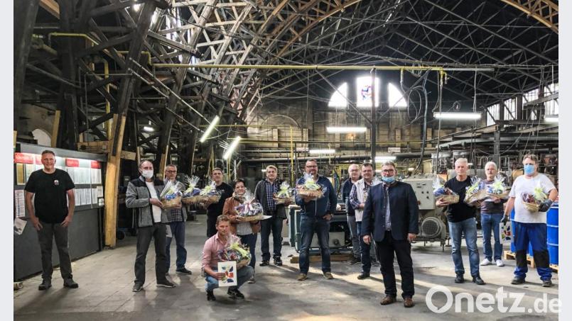 Die geehrten langjährigen Mitarbeiter der Glashütte Lamberts zusammen mit Geschäftsführer-Gesellschafter Rainer Schmitt (Vierter von rechts) und Prokurist Robert Christ (links) in der historischen Ofenhalle. Bild: Glashütte Lamberts/exb