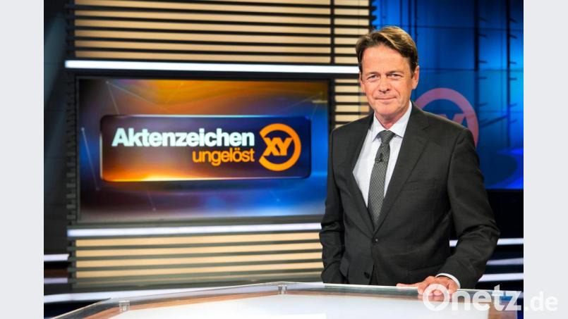 ZDF-Moderator Rudi Cerne im Studio der Sendung „Aktenzeichen XY ... ungelöst“. Bild: Sina Schuldt/dpa