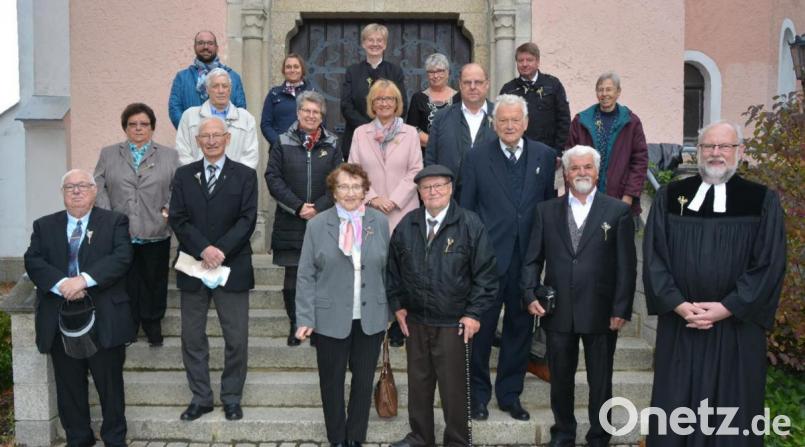 Jubelkonfirmation feierten am Sonntag zahlreiche Frauen und Männer in Mitterteich. Unter den Jubilaren waren auch Pfarrer Martin Schlenk (rechts) sowie Predigerin Schwester Erna Biewald (obere Reihe, Mitte), die heute die Diakonissengemeinschaft in Neuendettelsau leitet. Vor 70 Jahren wurden Jutta und Hans-Joachim Wege (vorne, Mitte) konfirmiert, sie feierten die Gnaden-Konfirmation. Bild: jr