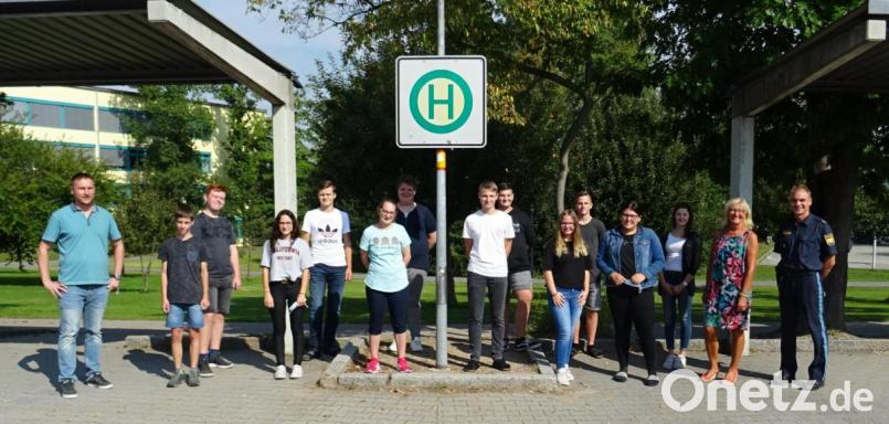 Mit den zwölf neuen hat die Mittelschule in Neunburg vorm Wald nun 15 Buslotsen unter den Schülern. Bild: Mittelschule Neunburg vorm Wald/exb