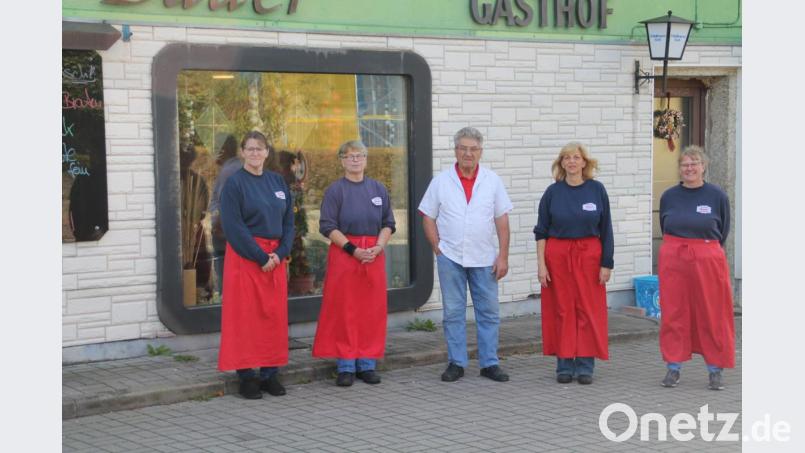 Zita und Franz Bauer (Zweite von links und Mitte) mit ihren Mitarbeiterinnen Lisa Schiffl (von links) Michaela Reber, Cornelia Zeuß sind traurig, dass sie ihre Metzgerei mit Gasthaus schließen. Bild: Herbert Schell/exb