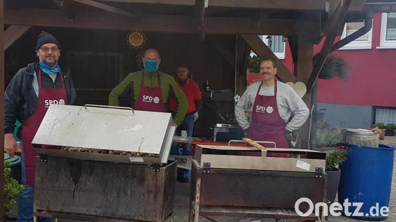 Der Fischverkauf der SPD Schwarzenbach kam bestens an Bild: Corinna Bauernfeind