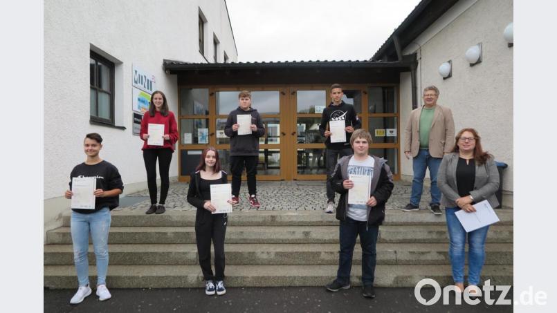 Schulleiter German Helgert (hinten rechts) und Englischlehrerin Cornelia Spies (rechts) gratulierten den Neuntklässlern zum bestandenen PET-Sprachtest. Bild: jzk