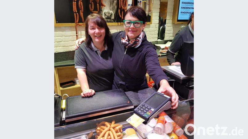 Filialleiterin Sonja Wittmann (rechts) und Verkäuferin Andrea Köppl nehmen es mit Humor: Sie waren ebenso überrascht wie die Kunden, als sie auf den Kassenzetteln des Kartenlesegeräts den Weihnachtsmann entdeckten. Der technische Fehler ist aber längst behoben worden. Bild: ck