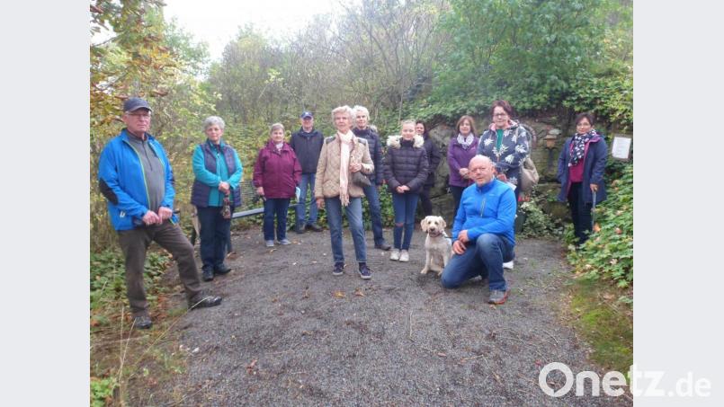 Die Teilnehmer an der Wanderung zum Kalvarienberg, hier feierten sie an der Grotte eine kleine Andacht. Bild: soj