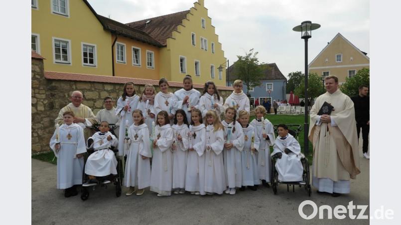 Stadtpfarrer Thomas Kraus (rechts) und Ruhestandspfarrer Siegfried Wölfel begleiteten die Erstkommunionkinder von der Grundschule Kemnath zum Tisch des Herrn. Bild: jzk