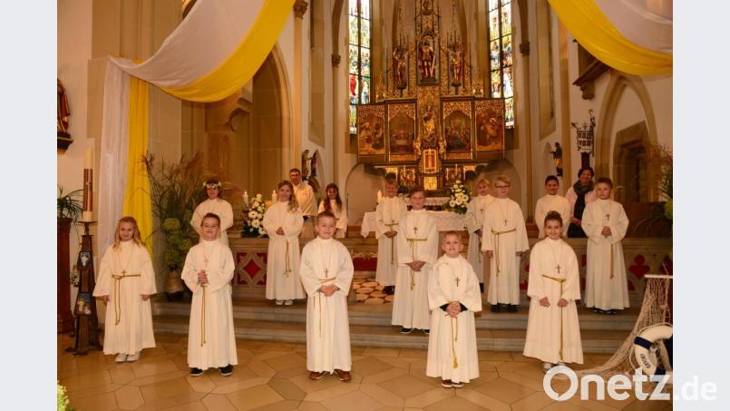 Vierzehn Kinder feiern am Sonntagvormittag in der Stadtpfarrkirche St. Sigismund mit Stadtpfarrer Pater Hans Ring das Fest der heiligen Erstkommunion. Begleitet wurden sie von ihrer Klassenlehrerin Diana Troidl. Bild: bey