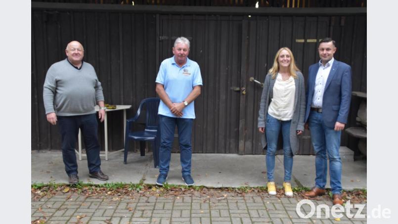 Die neuen &quot;Freunde des Stadtbads&quot; Stephan Gollwitzer, Maria Sponsel und Stefan Rank (von rechts) mit dem derzeitigen kommissarischen Vorsitzenden des Fördervereins Hans Forster (Zweiter von links). Bild: hcz