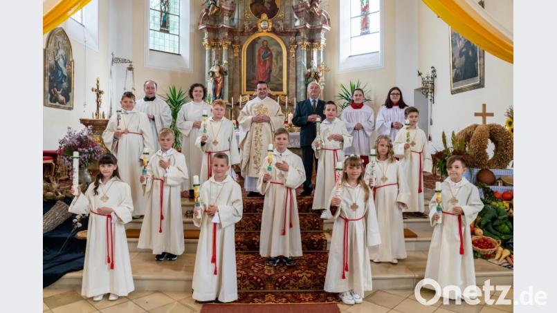 Die Kommunionkinder der Pfarrei Bärnau mit Pfarrer Konrad Amschl, Pastoralreferentin Maria Wagner und Mesner Alois Franz. Im Bild (1. Reihe von links) Leonie-Marie Dötterl, Dennis Richtmann, Laura Höning, Paul Haubner, (2. Reihe) Johannes Benesch, Tobias Gmeiner, Elisa Friedrich, (3. Reihe) Matthias Walter, Nico Nickl, Fabian Daubitzer, Moritz Schähl sowie (4. Reihe9 Tobias Franz, Pastoralreferentin Wagner, Pfarrer Amschl, Mesner Franz, Leonie und Anja Gradl. Bild: wms