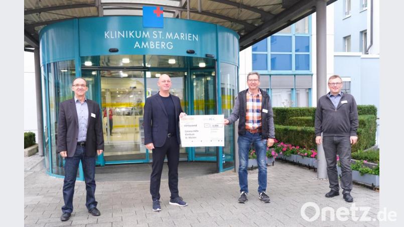 Bei der Spendenübergabe (von links): Reinhard Birner, Personalratsvorsitzender Klinikum Amberg; Frank Käfer vom Golf- und Landclub Schmidmühlen; Josef Schuller, Stellvertretender Personalratsvorsitzender; Manfred Wendl, Klinikumsvorstand. Bild: Klinikum/Dietl/exb