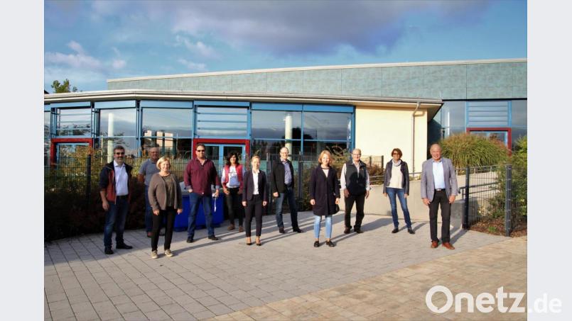 Die Kümmersbrucker CSU mit Bürgermeister Roland Strehl (rechts) an der Spitze vor Ort beim Aktivbad KA2. Bild: Michael Ströhl