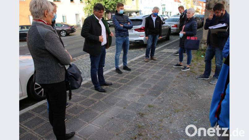 Der Bauausschuss nimmt den Gehweg neben dem ehemaligen Schlecker-Markt in Augenschein. Deutlich sind die Spuren der Zeit darauf zu erkennen. Der Belag muss ersetzt werden. Bild: sne