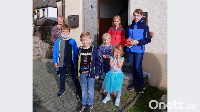 Die Sieger des Kinder-Ferienquiz und des Ortsrätsels zeichnete Büchereileiterin Monika Seidel (hinten links) aus. Die Gewinner freuten sich über die kleinen Preise und eine willkommene Abwechslung in der Steinwaldbücherei. Bild: bsc